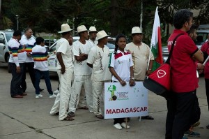 Madagaskařané při slavnostním nástupu v tradičních oděvech