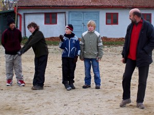 Jiří Šrubař s krumsínskou omladinou Adamem Pořízkou, Jakubem Kučerou a Františkem Kaplánkem